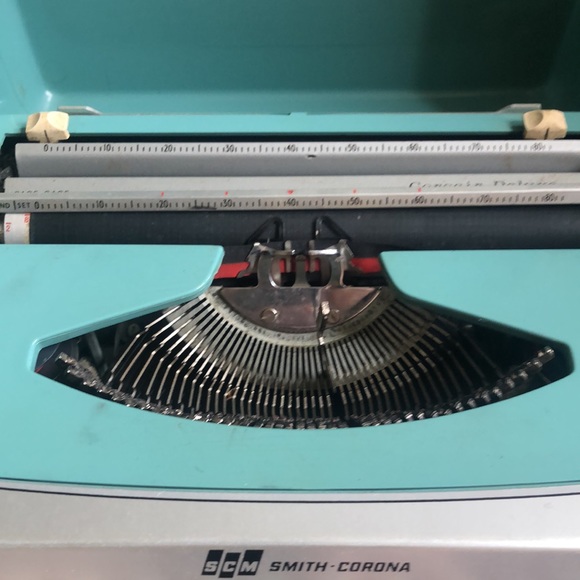 Vintage Smith-Corona Corsair Deluxe typewriter - Picture 10 of 16